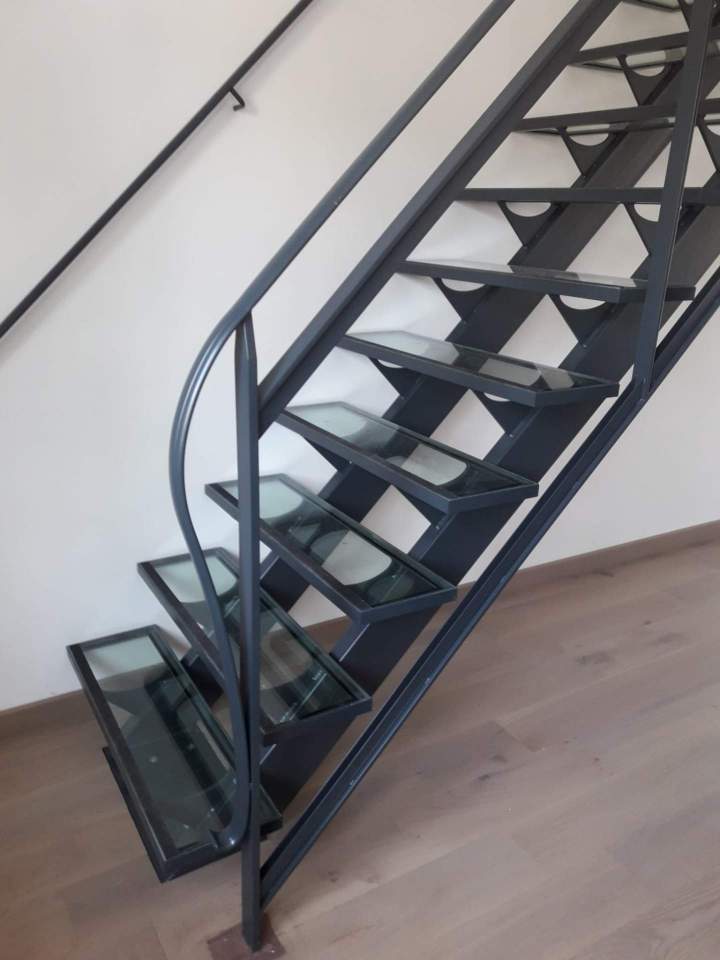 Escalier à limon avec une structure en acier noir