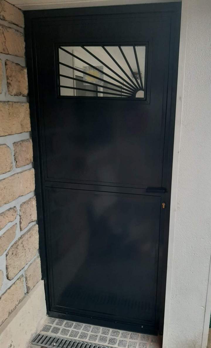 Porte extérieure noire en aluminium