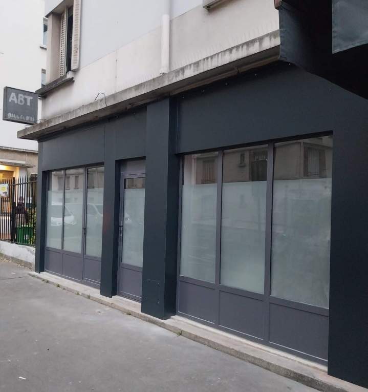 Vitrine commerciale avec cadre noir