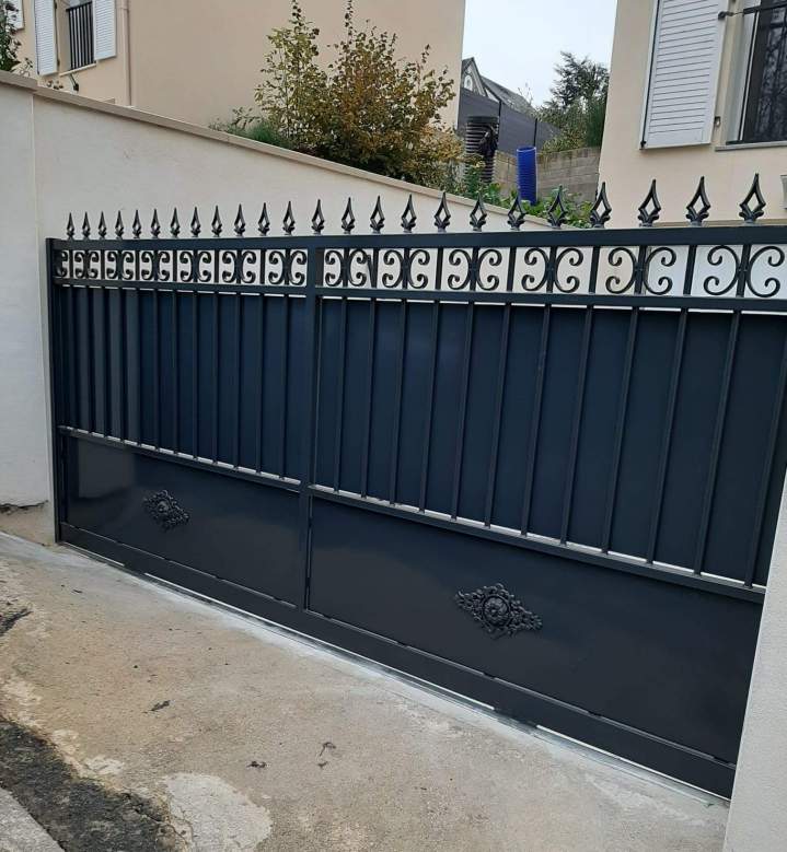 Portail métallique moderne