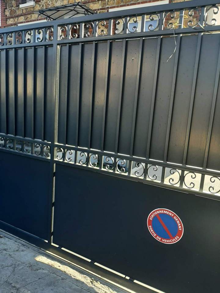 Portail métallique avec protection