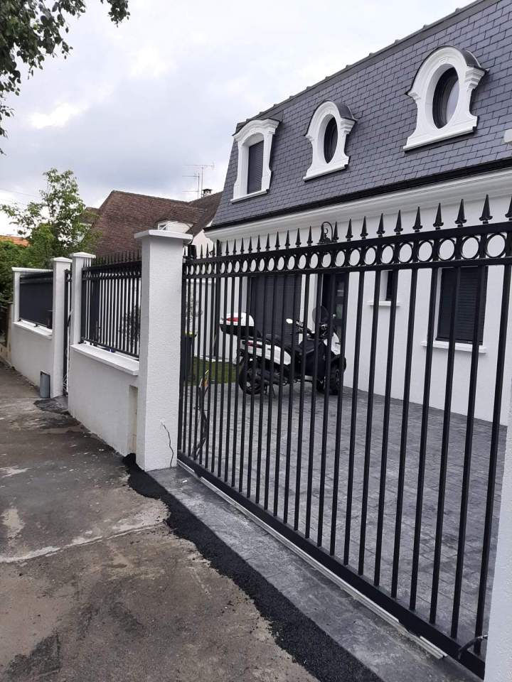 Aménagement extérieur avec portail