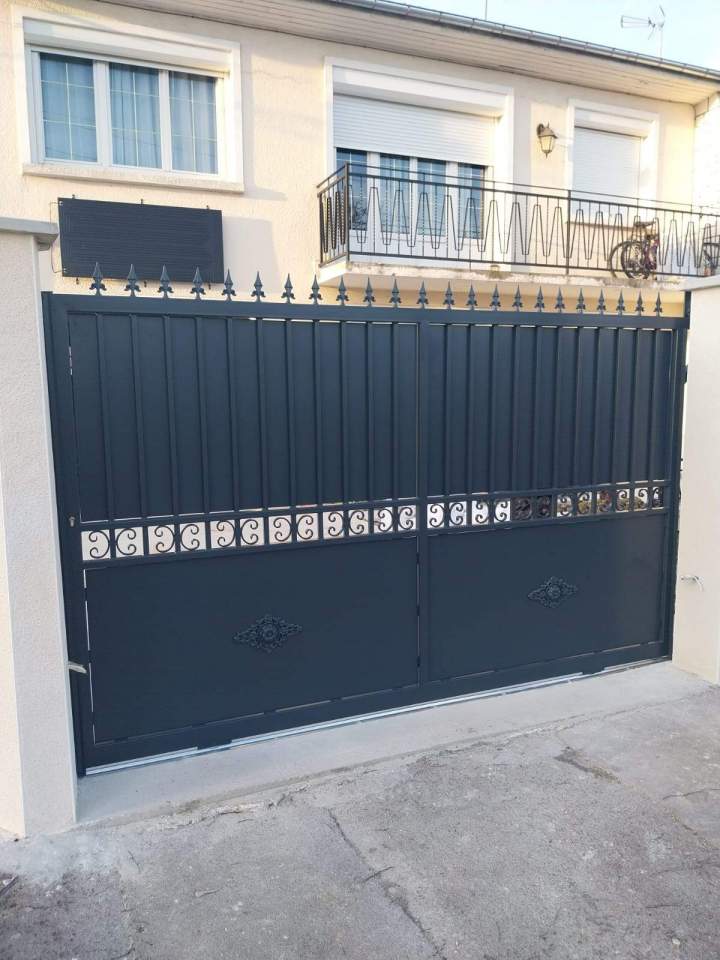 Portail avec finition décorative