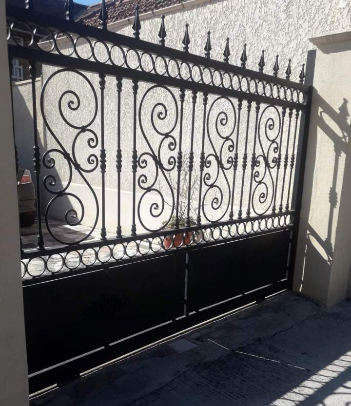 Portail métallique avec décor design