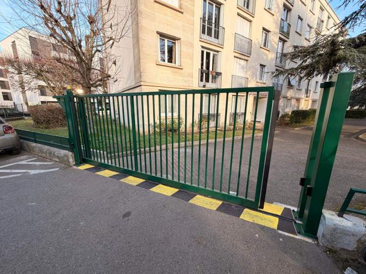 Portail métallique fonctionnel
