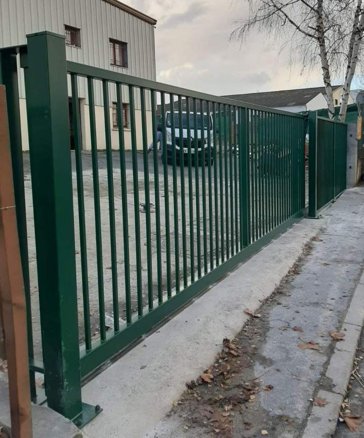 Pose d’une clôture métallique robuste